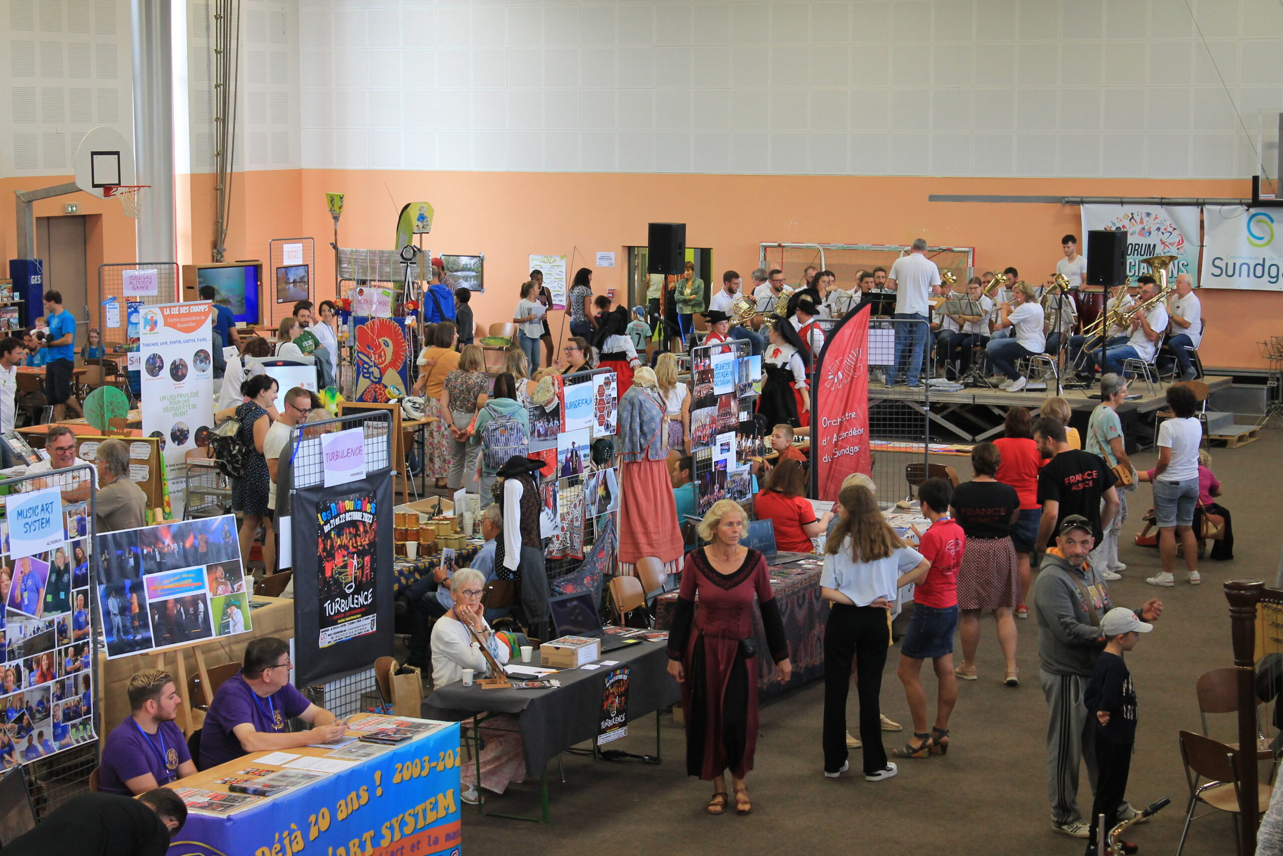 Plusieurs stand avec des personnes