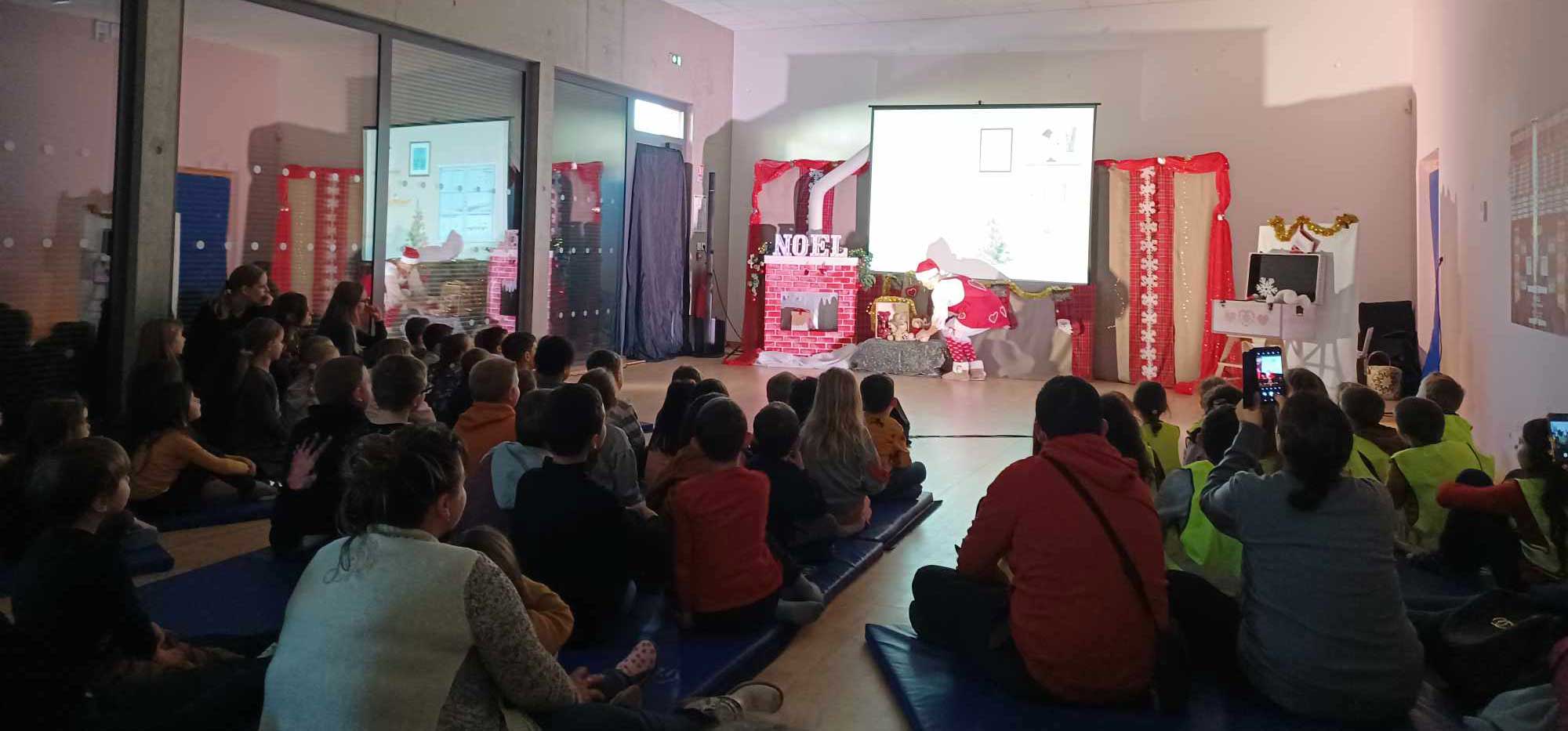 Enfants assis dans une salle qui assistent à un spectacle