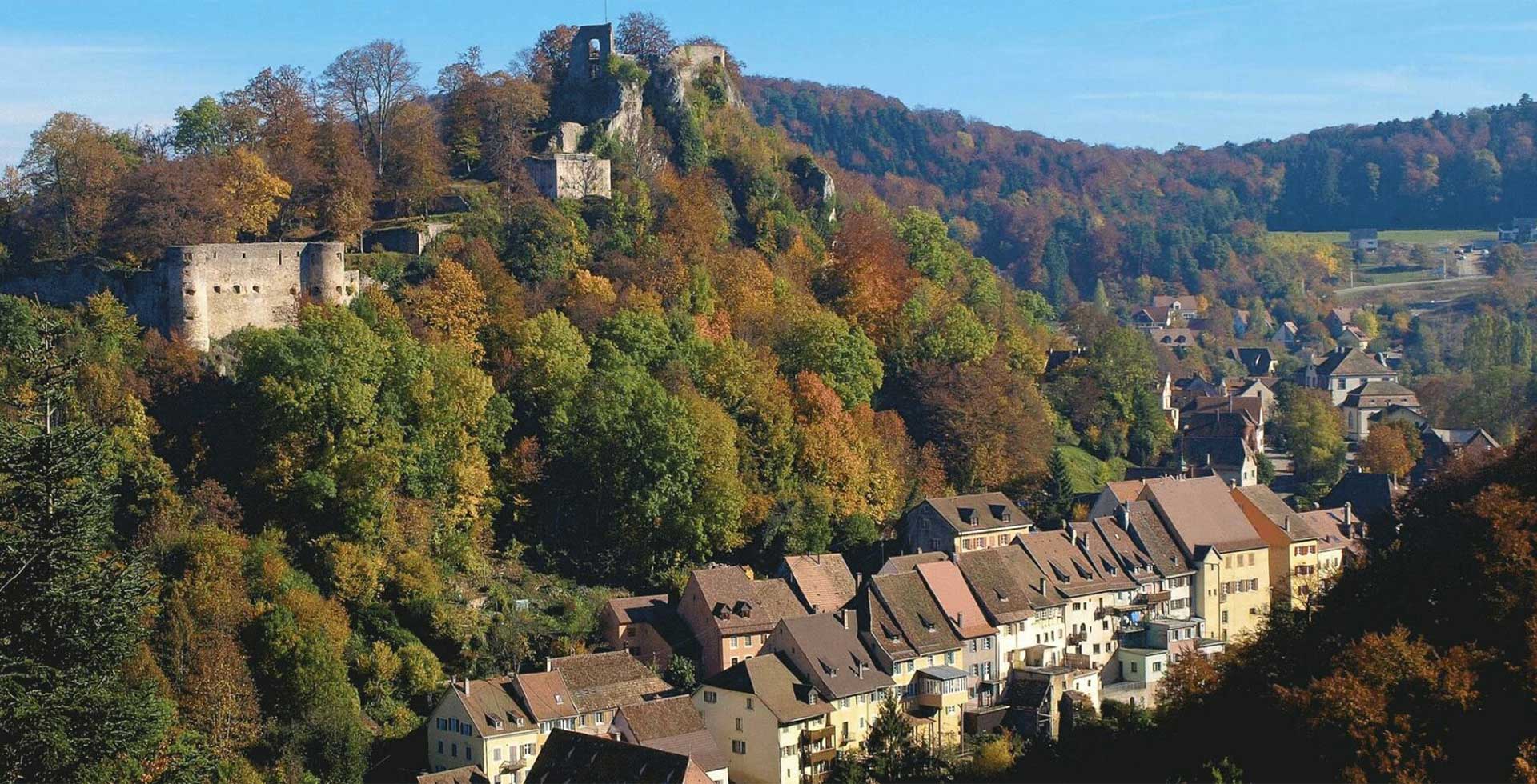 Vue sur la ville de ferrette en automne