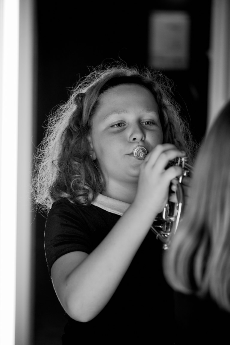 Fille qui joue d'un instrument de musique