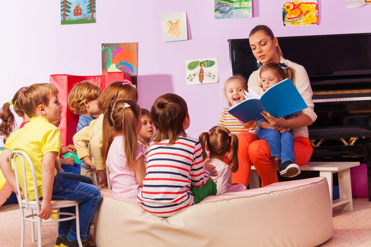 Une femme qui lit une histoire à des petits enfants