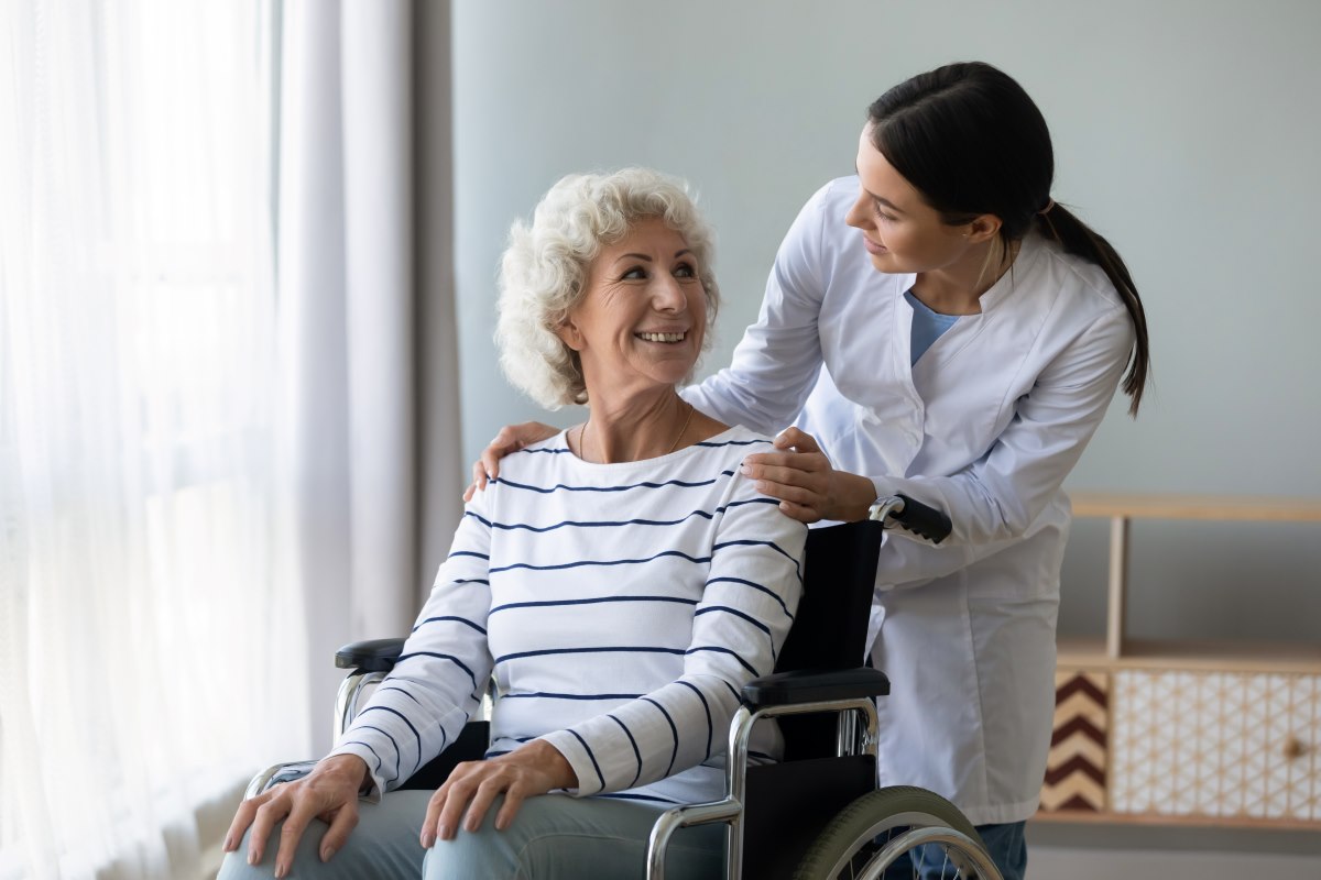 Personne âgée fauteuil roulant avec infirmière