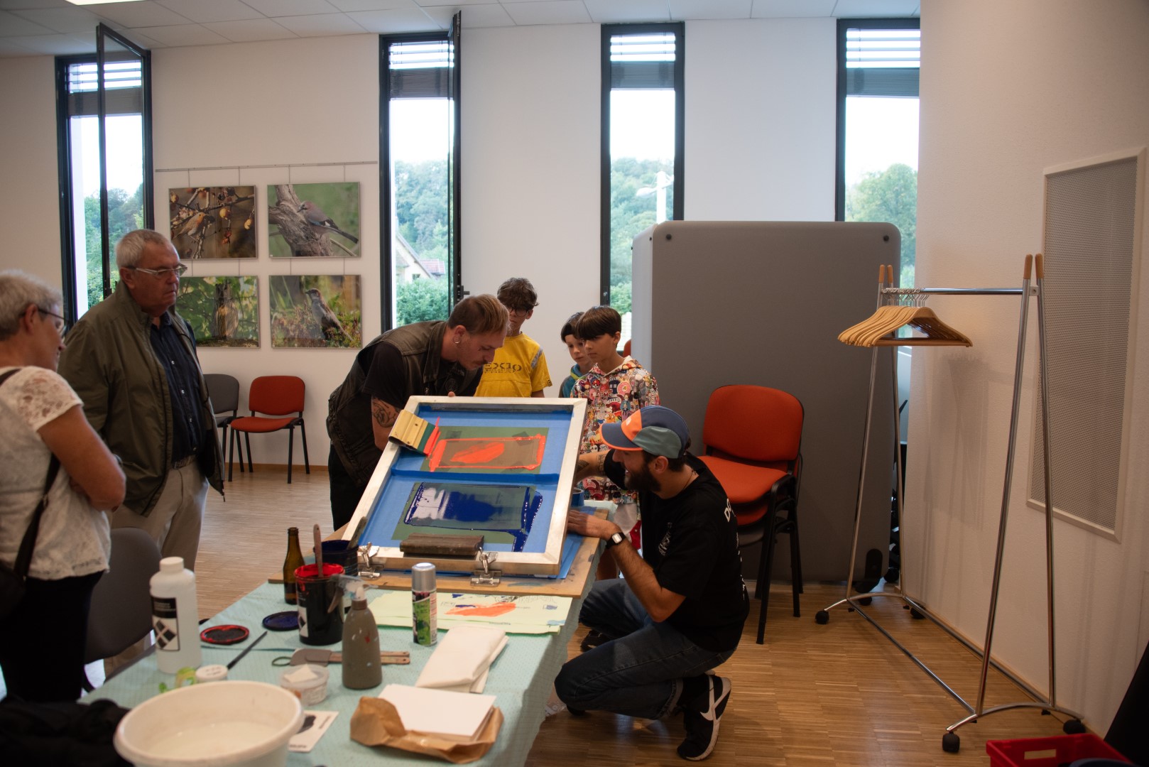 Atelier avec des personnes regardant la table